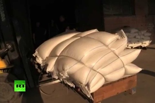В Луганске начали разгрузку первые грузовики гуманитарного конвоя из России