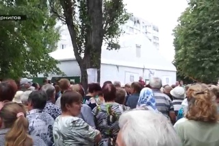 В Чернигове милиция заблокировала раздачу продуктов, пенсионеры перекрыли дорогу