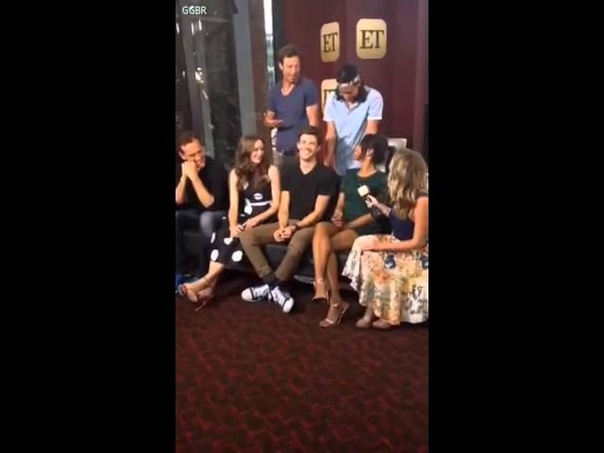 The Flash cast talks to ET now at SDCC