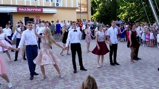 Танець учнів  9-Б класу на випускному вечорі.