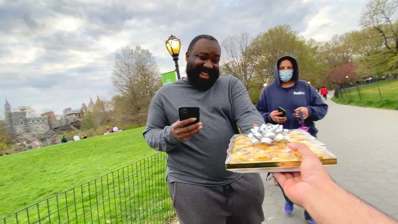 Muslim Giving Strangers Ramadan
