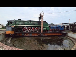 Две эпохи! И паровая, и дизельная! Тепловоз ТГК2-8551 с паровозом П36-0147 на поворотном кругу!