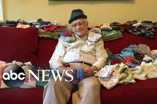 86-летний дедушка, шьет шапки для недоношенных детей