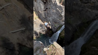 MASSIVE CLIFF DIVE DEEP IN THE SIERRAS (80+ feet) #cliffjumping #california #shorts