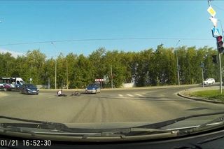 Велосипедист упал.