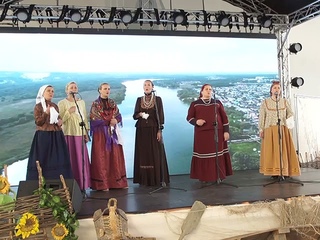 Народная песня “Чудный месяц“