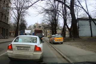Таксист чуть не долетался