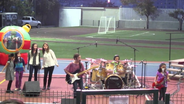 Dany, Pau Ale playing God Gave Rock and Roll to