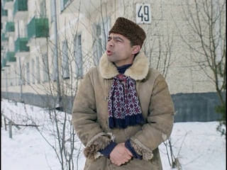 Эй, гражданина! Ты туда не ходи, ты сюда ходи, а то снег башка попадёт - совсем мёртвый будешь!