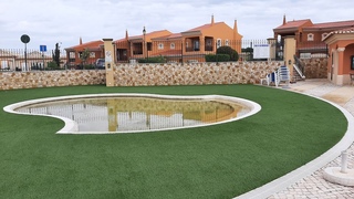 Искусственная трава возле детского бассейна | Artificial grass near the children's pool