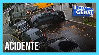 Caminhão enrosca e arrasta carro estacionado na zona leste de SP