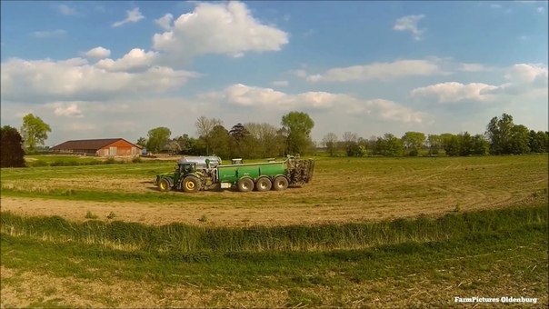 John Deere 8270 R beim Substrat ausbringen, Lohnunternehmen