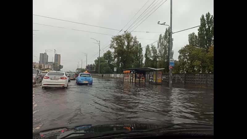 Авто ныряют по фары, транспорт стал: Киев поплыл после ливня