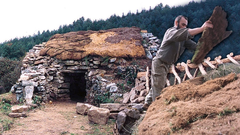 MAJADA PASTORIL en la montaña para el REFUGIO DEL PASTOR y su ganado con tierra, troncos y