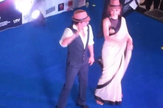 Shahrukh Khan Deepika Lungi Dance Live