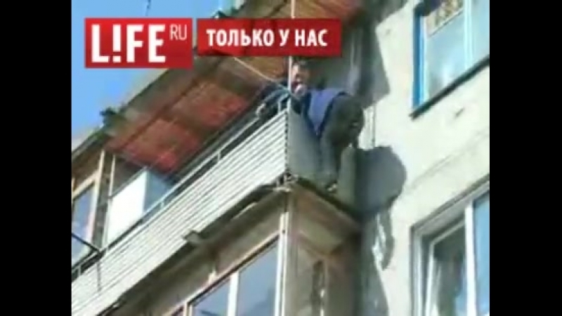Сын не смог удержать маму, которая бросилась с пятого этажа