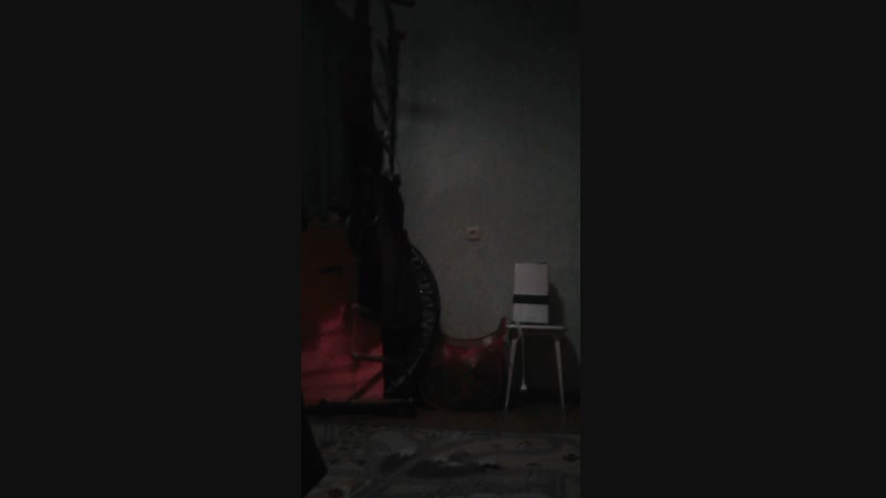 Стойка на руках со скрещиванием ног и загнутой