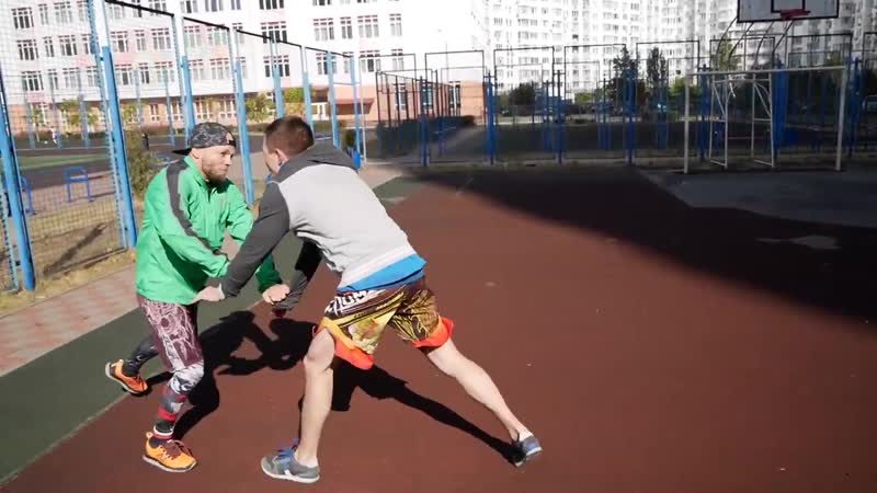 Толкают в грудь. Завяжи соперника на