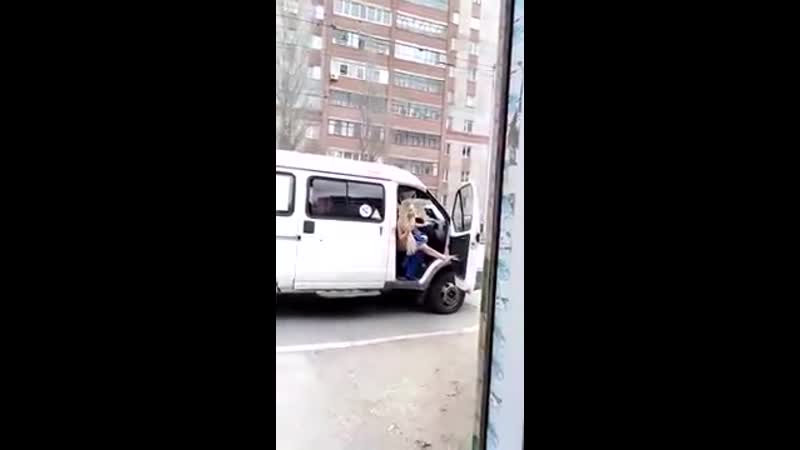 Голая блондинка кричит за наркотики