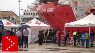 A Messina prosegue lo sbarco : dei migranti della Ocean Viking