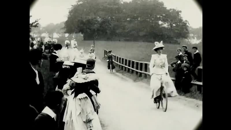 Дамский велосипедный показ летом 1899 года в Лондоне, Англия.