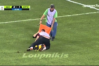 Sakatlık geçiren futbolcuyu dışarı çıkartırken bir daha sakatladılar!