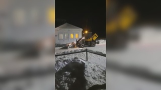 Селянка устала снег убирать... после трактора