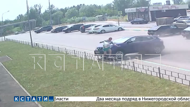 Автомобильное сальто во дворе прохожий едва увернулся от