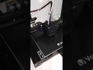 принтер печатает первую модель. Voxelab Aquila. Скоро будет подробный ролик о нашем принтере.