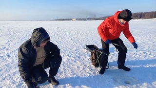 Дмитрий Беляев основатель Рыбатлона в России. На Белом море в Карелии ловит корюшку. (г.)
