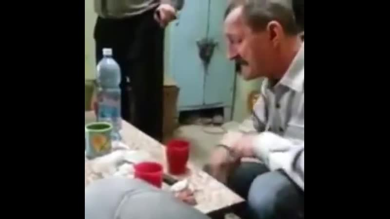 Анекдот про типа который утром с похмелья пока поссыт два