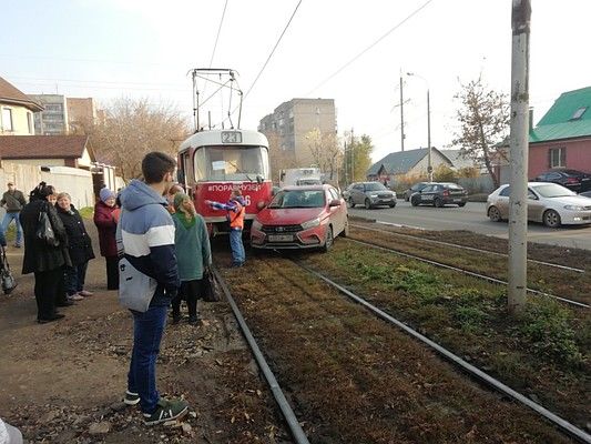 Испортил утро: в Самаре на Промышленности беспечный водитель легковушки угодил под трамвай Это картинка
