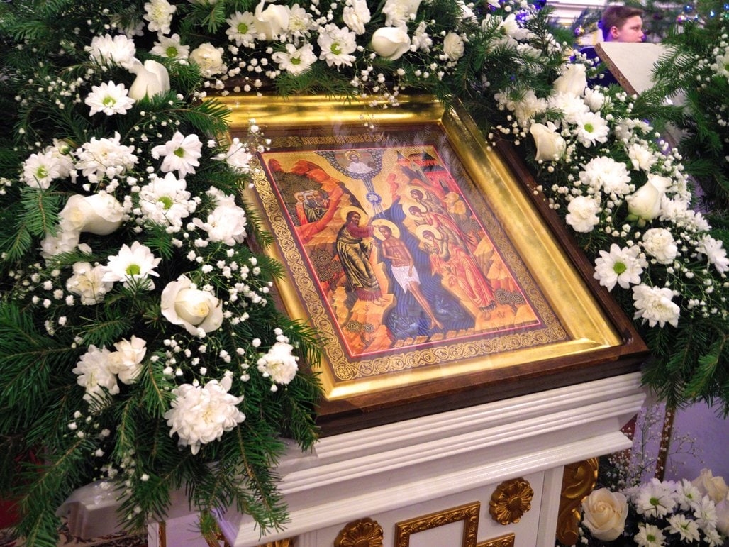 Украшение иконы на рождество христово цветами живыми в храме красиво Украшение иконы на рождество христово цветами живыми в храме красиво
