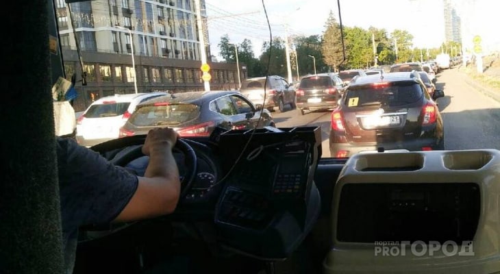 Водитель автобуса увез часть пассажиров в гараж после смены маршрута: девочке пришлось ехать на попутке Это картинка