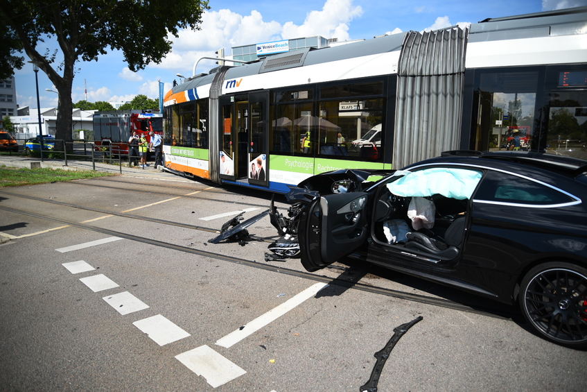 Мангейм. Германия. 16 августа трамвай сошел с рельс после аварии с Mercedes AMG Это картинка