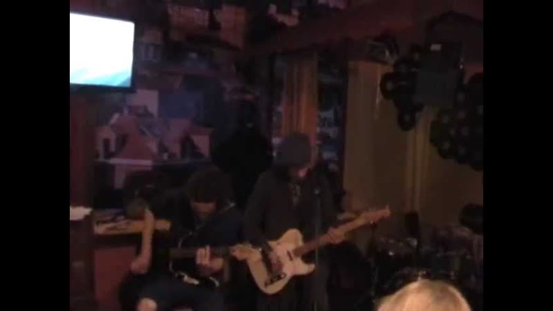 К YБ и Ко (трудовик и физрук) бар Шёпот