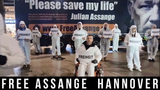 Die Menschenrechts-Aktivisten Schneemnner mit Wrde & Andy Rothe mit Free-Assange-Truck,