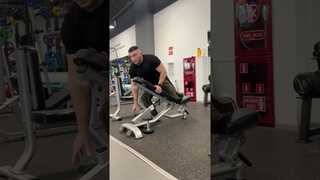 Тяга гантелей лёжа животом на наклонной лавке