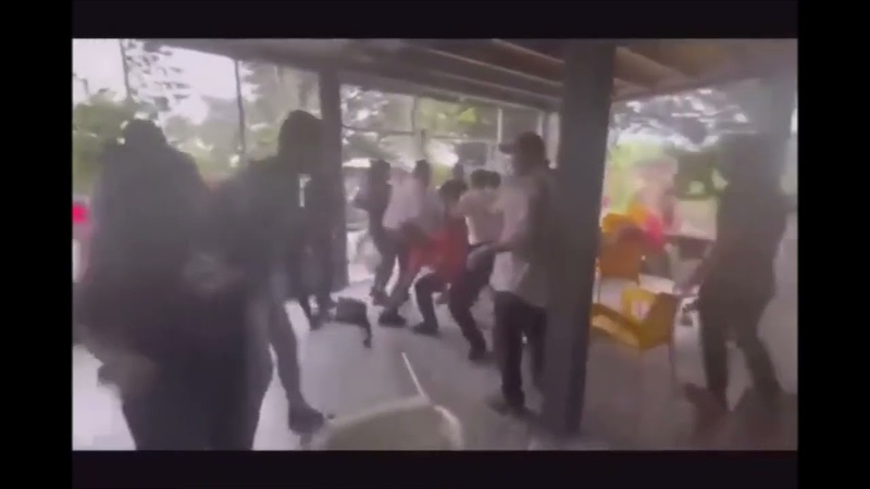 Cojedes Venezuela: O POVO retira GUAIDÓ de um restaurante Sacan a Guaidó de restaurant en
