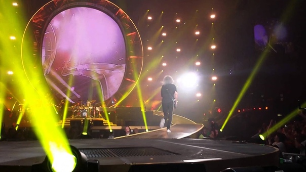 Fat Bottomed Girls Queen + Adam Lambert NOTTINGHAM FM Arena 2015 Brian May