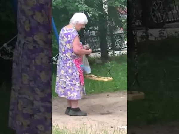 Бабушка мажет говном детские