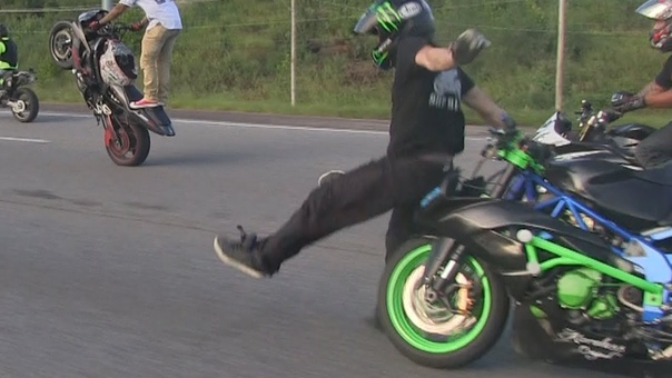 Street Bike ACCIDENT Highway Wheelie CRASH At MOM Ride 2015 Motorcycle Stunts Wheelies FAIL