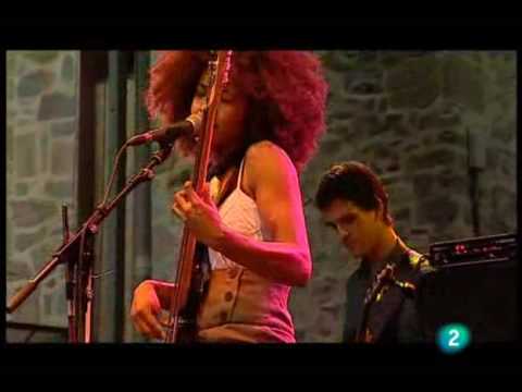 Esperanza Spalding I Know You Know, Smile Like That Jazz, Samba Playing dynamic jazz bass AND singing lead