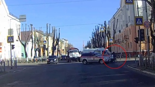 Велосипедист влетел в колонну МЧС (рег 1). Северодвинск.